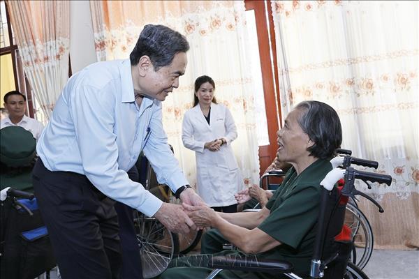 Dirigente parlamentario vietnamita visita a inválidos de guerra en Ciudad Ho Chi Minh