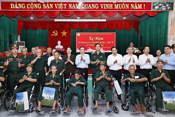 Chủ tịch Quốc hội tặng quà thương binh tại TP Hồ Chí Minh