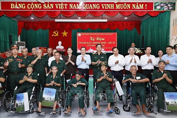 ប្រធានរដ្ឋសភាលោក ត្រឹន ថាញ់ មិន តបស្នងសង់គុណជនមានគុណូបការៈនៅទីក្រុងហូជីមិញ