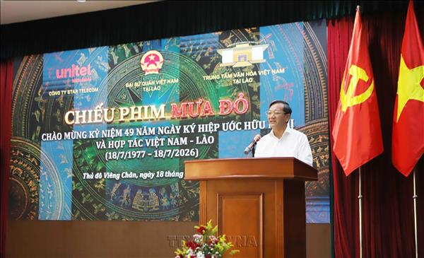 Projection du film Mưa Đỏ (Pluie rouge) au Laos