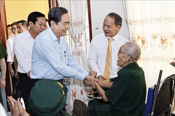 Top legislator underscores importance of providing better care for revolution contributors