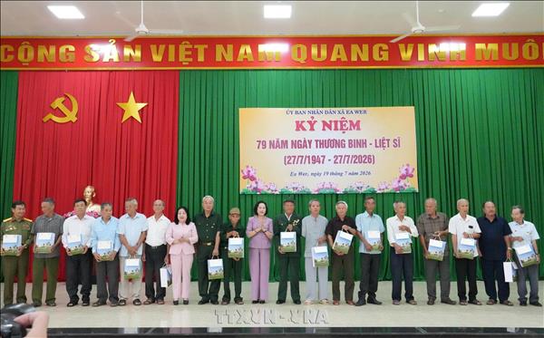 Phó Chủ tịch Quốc hội Nguyễn Thị Thanh thăm, tặng quà gia đình chính sách ở Đắk Lắk