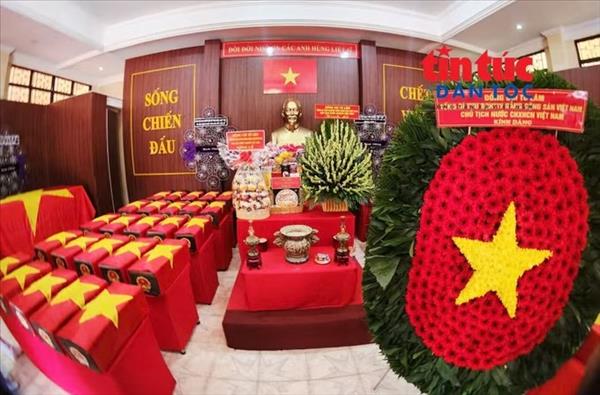 ប្រជាជនរំលឹកវិញ្ញាណក្ខណ្ឌវីរយុទ្ធជនពលី នៅឧទ្យាន ឡេ ធីរៀង