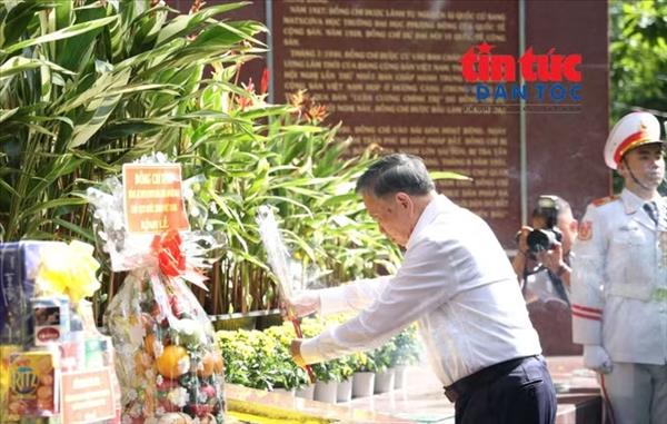 លោកអគ្គលេខាបក្ស ប្រធានរដ្ឋ តូឡឹម អញ្ជើញអុជធូប ត្រួតពិនិត្យការងារស្វែងរកអដ្ឋិធាតុយុទ្ធជនពលី