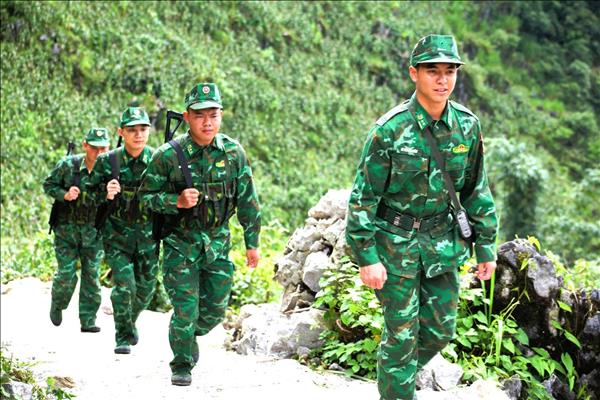 Chung sức xây dựng đường tuần tra biên giới