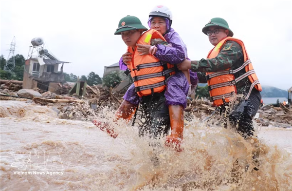 越南北部暴雨洪水：组织搜寻失踪人员，修复交通线路