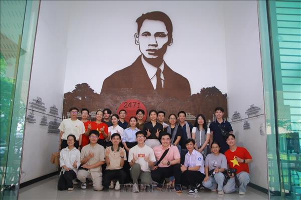 Estudiantes vietnamitas siguen las huellas de Ho Chi Minh en Tailandia