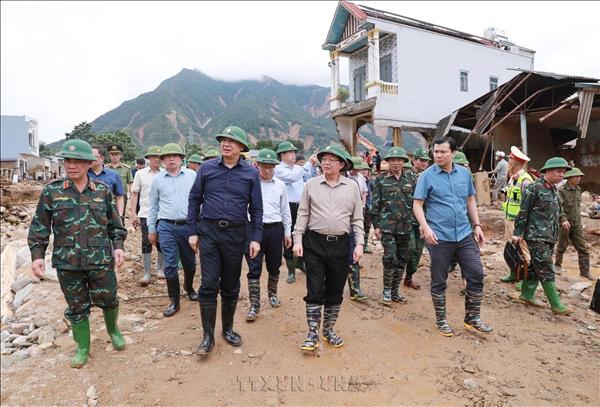 Phó Thủ tướng Chính phủ Hồ Quốc Dũng kiểm tra công tác khắc phục hậu quả mưa lũ tại xã Mường Than, Lai Châu