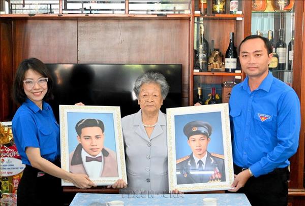 Ấm áp Bữa cơm tri ân và trao ảnh phục dựng liệt sĩ tặng Mẹ Việt Nam Anh hùng