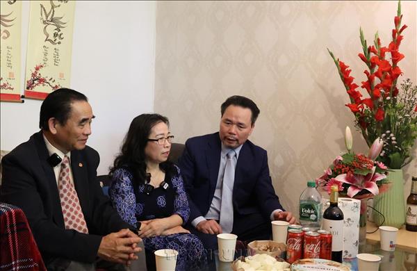 Vietnamese veterans visit martyrs families in Berlin