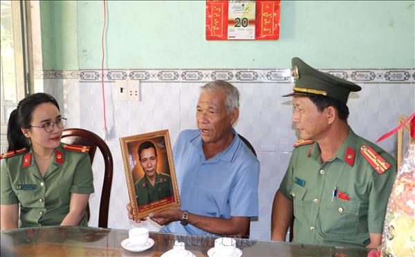 Bức ảnh tri ân làm ấm lòng thân nhân liệt sĩ