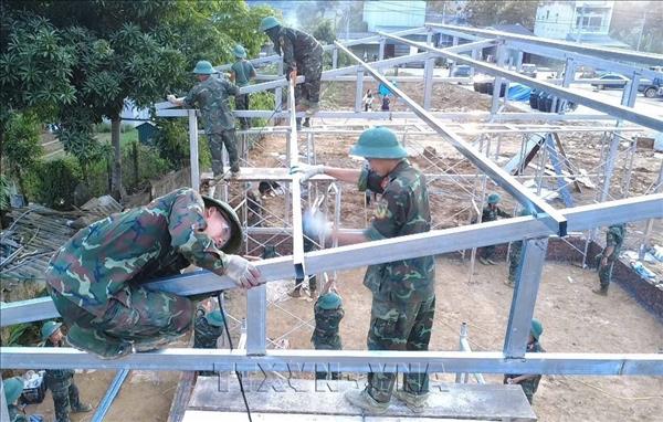 Bộ đội thần tốc xây nhà cho người dân vùng lũ Mường Than