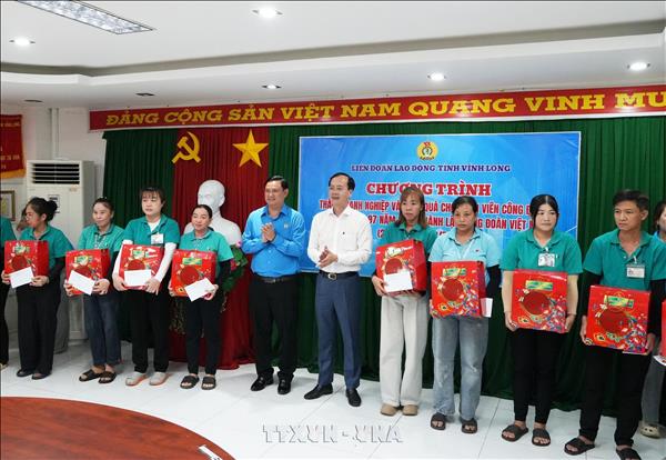 Thăm doanh nghiệp, tặng quà đoàn viên nhân kỷ niệm Ngày thành lập Công đoàn Việt Nam