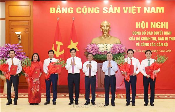 Hội nghị công bố các quyết định của Bộ Chính trị, Ban Bí thư về công tác cán bộ