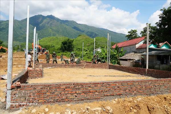 Lai Chau : larmée mobilisée pour reloger les sinistrés des crues à Muong Than