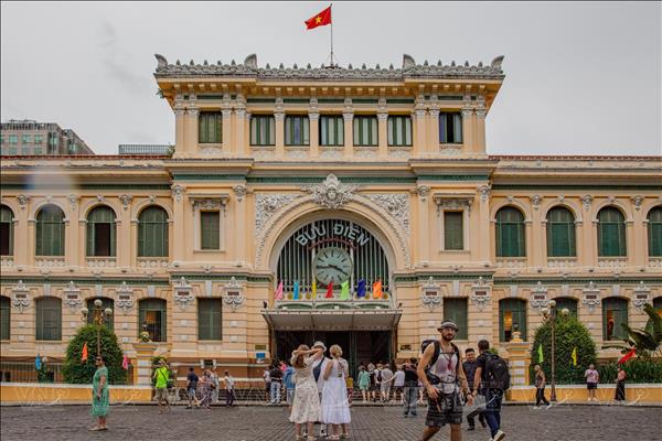 Thành phố Hồ Chí Minh trong 24 giờ: Từ bình minh đến đêm phố