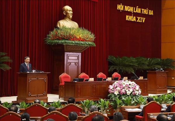 Top leader calls for swift implementation of newly adopted Party decisions