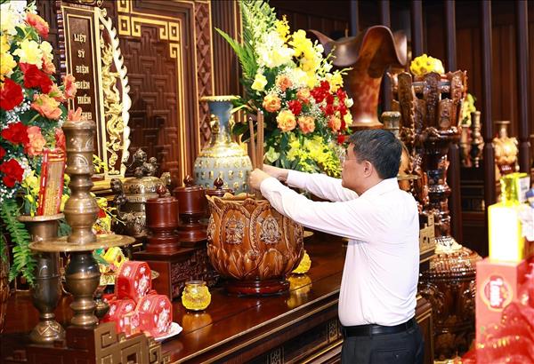 នាយករដ្ឋមន្ត្រីលោក ឡេ មិញហ៊ឹង គោរពវិញ្ញាណក្ខន្ធយុទ្ធជនពលីនៅឌៀនបៀនភូ