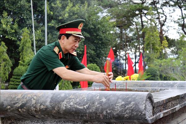 Phó Thủ tướng Phan Văn Giang thăm, tặng quà người có công với cách mạng tại tỉnh Lâm Đồng