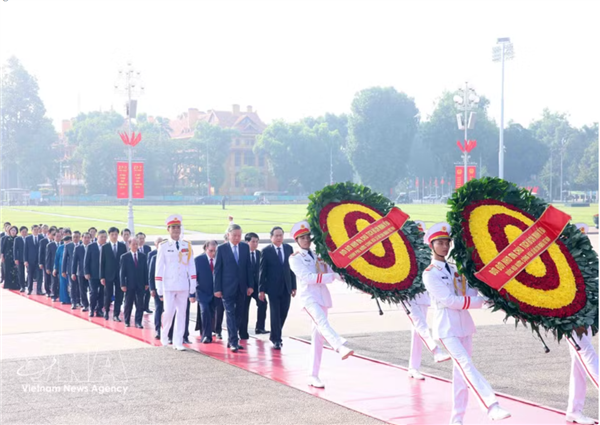 Les dirigeants rendent hommage aux Héros morts pour la Patrie et au Président Hô Chi Minh