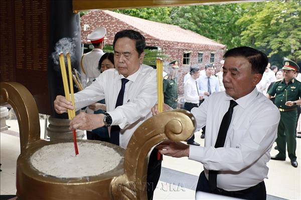 NA Chairman pays tribute to fallen heroes in Ho Chi Minh City