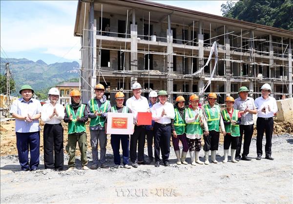 Phó Thủ tướng Lê Tiến Châu kiểm tra tiến độ xây dựng Trường Phổ thông nội trú liên cấp tại Tuyên Quang