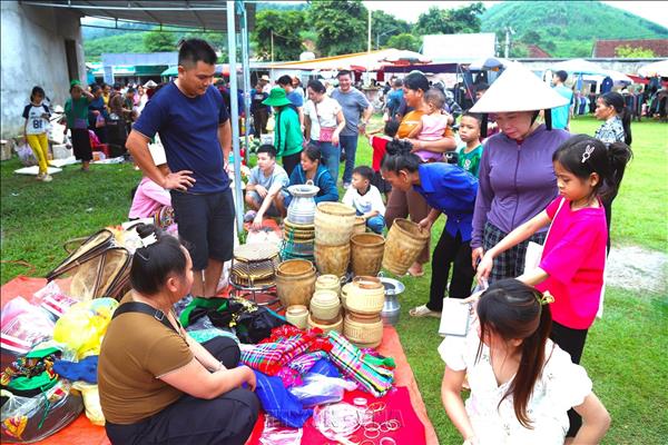 Trải nghiệm không gian văn hóa độc đáo ở các chợ phiên vùng cao miền Tây xứ Nghệ