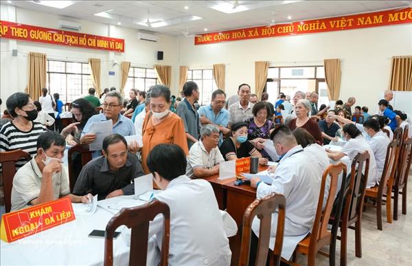 Hô Chi Minh-Ville renforce les soins de santé en faveur des personnes méritantes