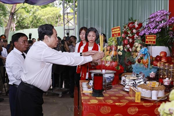 ປະ​ທານ​ສະ​ພາ​ແຫ່ງ​ຊາດ​ຖະ​ຫວາຍ​ທູບ​ທຽນ​ສະ​ແດງ​ຄວາມ​ຮູ້​ບຸ​ນ​ຄຸນ​ຕໍ່​ບັນ​ດາ​ນັກ​ວິ​ລະ​ຊົນ​ຢູ່​ນະ​ຄອນ ໂຮ່​ຈີ​ມິນ