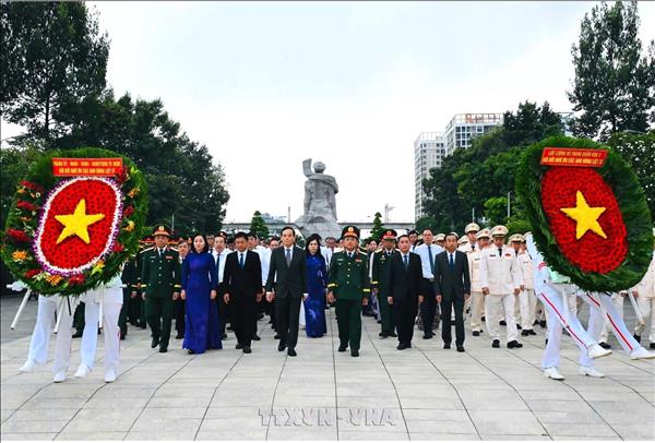 Tưởng nhớ các Anh hùng liệt sĩ, đồng bào đã hy sinh vì Tổ quốc