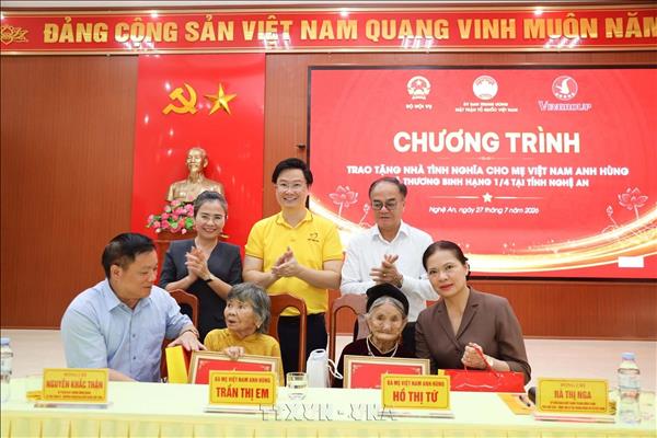 Trao nhà tình nghĩa tặng Mẹ Việt Nam Anh hùng và thương, bệnh binh tại Nghệ An