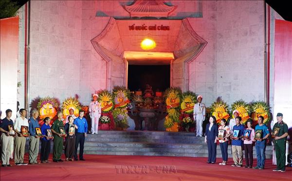 Phó Chủ tịch nước Võ Thị Ánh Xuân dự Lễ thắp nến tri ân các Anh hùng liệt sĩ cấp Quốc gia