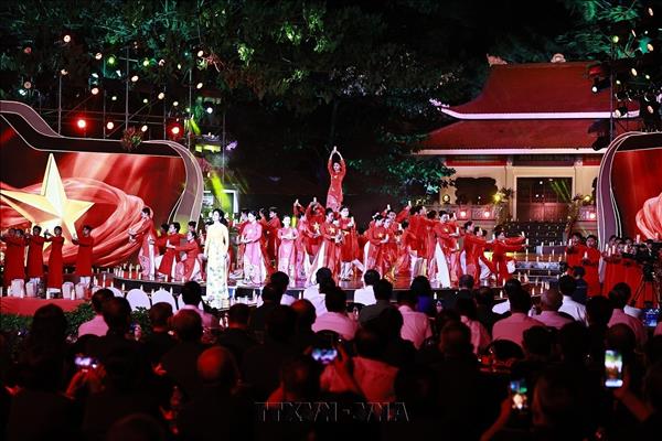 Party, State leaders attend live television programme honouring fallen heroes