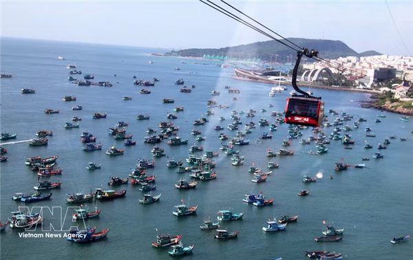 落实三中全会决议：以现代化方向重组经济结构 推动海洋经济走向大洋