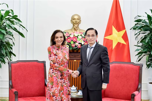 越南外交部长黎怀忠会见澳大利亚国际发展部长、多元文化事务部长兼小型企业部长安妮·阿丽