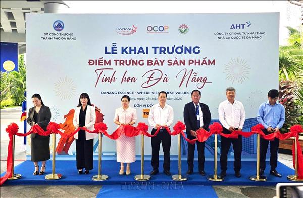 Lancement des espaces  Quintessence de Da Nang  à laéroport pour promouvoir les produits locaux