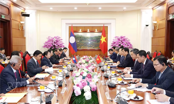 越共中央组织部与老挝人民革命党中央组织部加强合作