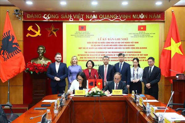 Signature dun accord de coopération pour lenvoi de travailleurs vietnamiens en Albanie