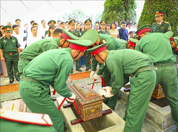 Lấy mẫu AND tại khu vực có nhiều mộ liệt sĩ chưa xác định được thông tin tại tỉnh Điện Biên