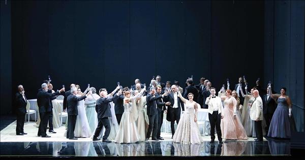 Más de 100 artistas italianos presentan en Vietnam la obra maestra operística La Traviata