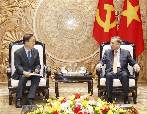 Party General Secretary and State President receives Korean minister