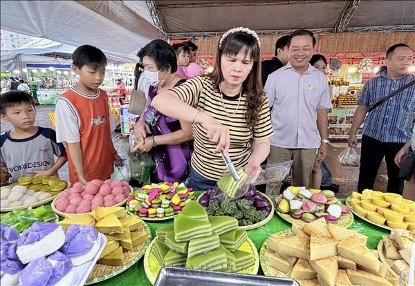 Traditional Cakes and Dishes Featured at An Giangs Festival