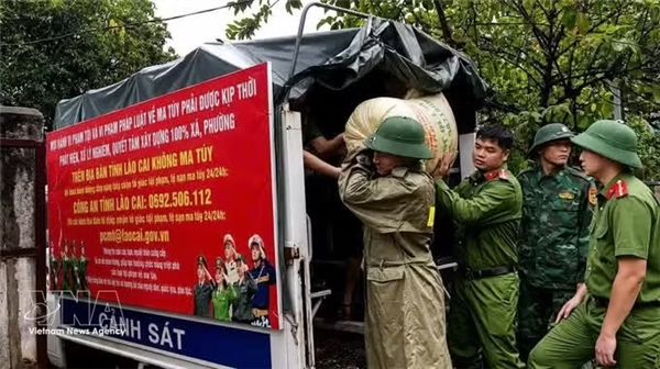 老街省强降雨引发山体滑坡 当地紧急转移受灾群众