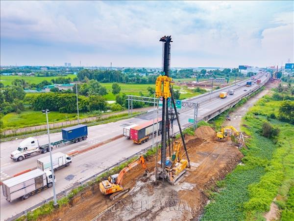 Gấp rút thi công dự án mở rộng cao tốc TP. Hồ Chí Minh - Trung Lương - Mỹ Thuận