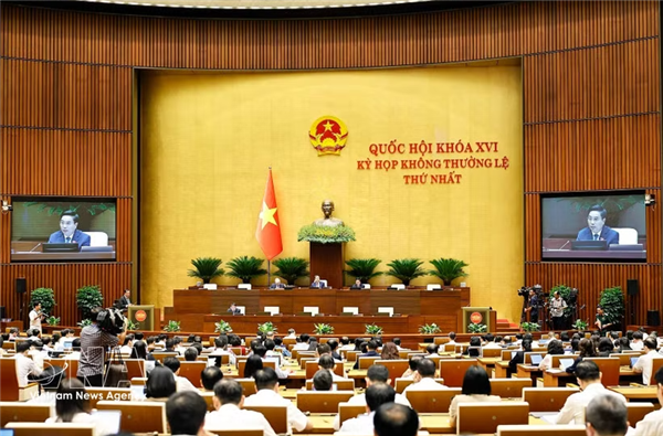 Les révisions des lois sur les travailleurs vietnamiens à létranger et les douanes au cœur des débats parlementaires