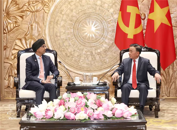 越共中央书记处常务书记陈锦秀会见新加坡驻越大使拉杰帕尔·辛格
