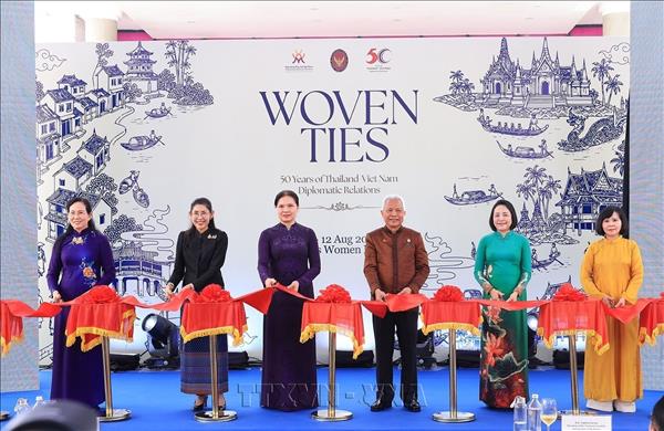 Le président de lAN thaïlandaise inaugure une exposition sur les 50 ans des relations Vietnam–Thaïlande