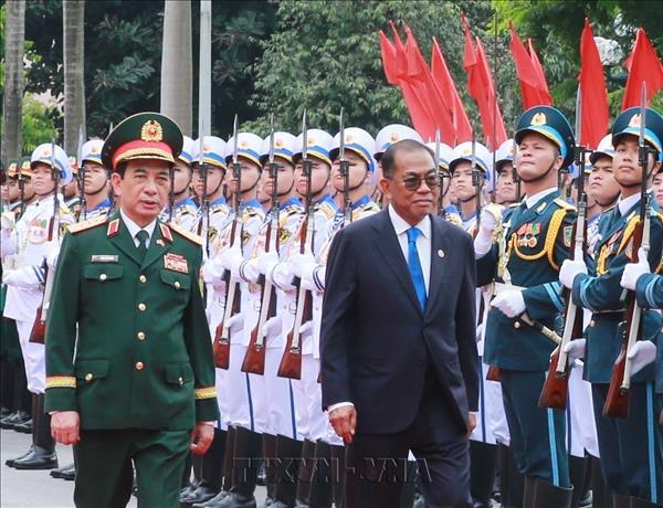 Vietnamese, Malaysian Defense Ministers hold talks in Hanoi, seek to enhance bilateral ties