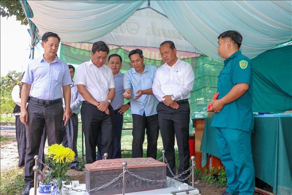 Động viên lực lượng lấy mẫu ADN tại Nghĩa trang liệt sĩ Đồi 82​