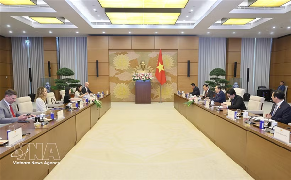越南国会主席陈青敏会见美国驻越南大使詹妮弗·威克斯